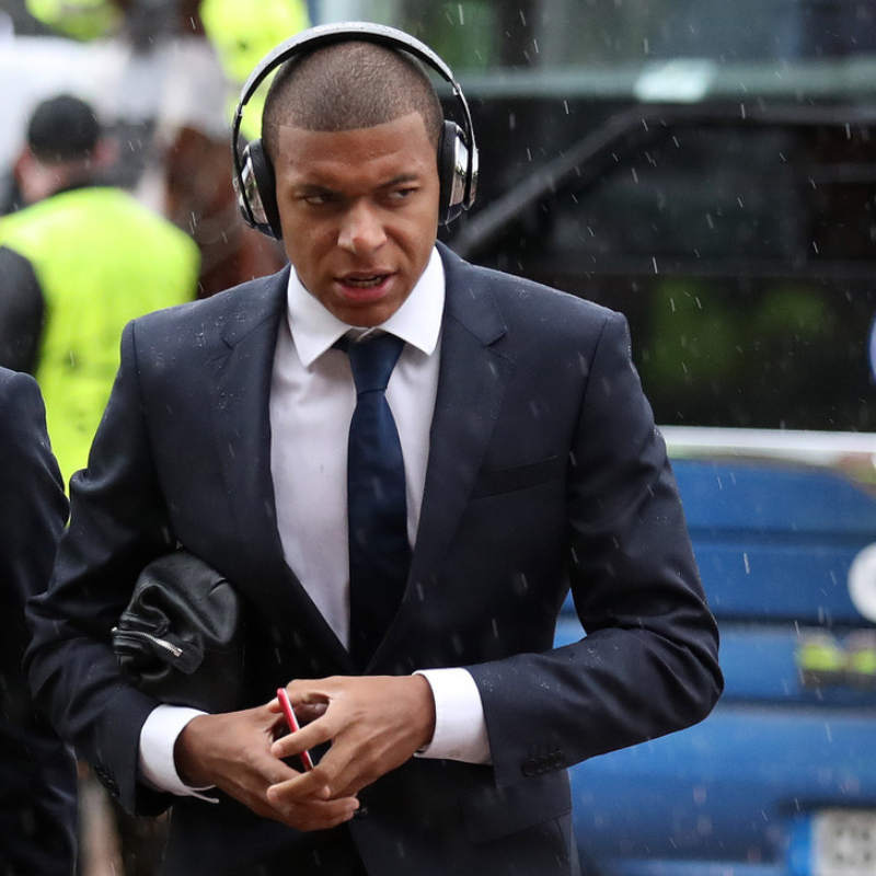 Mbappe of PSG leaves the club coach with his headphones on football4football