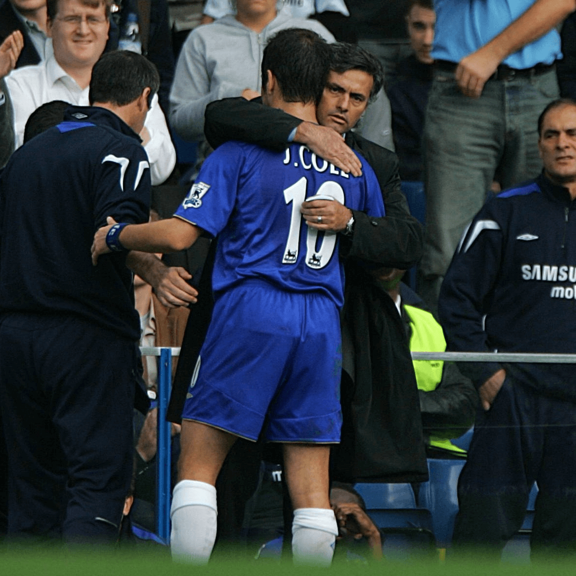 Joe Cole gets a hug from manager Jose Mourinho during a Chelsea game - football4football